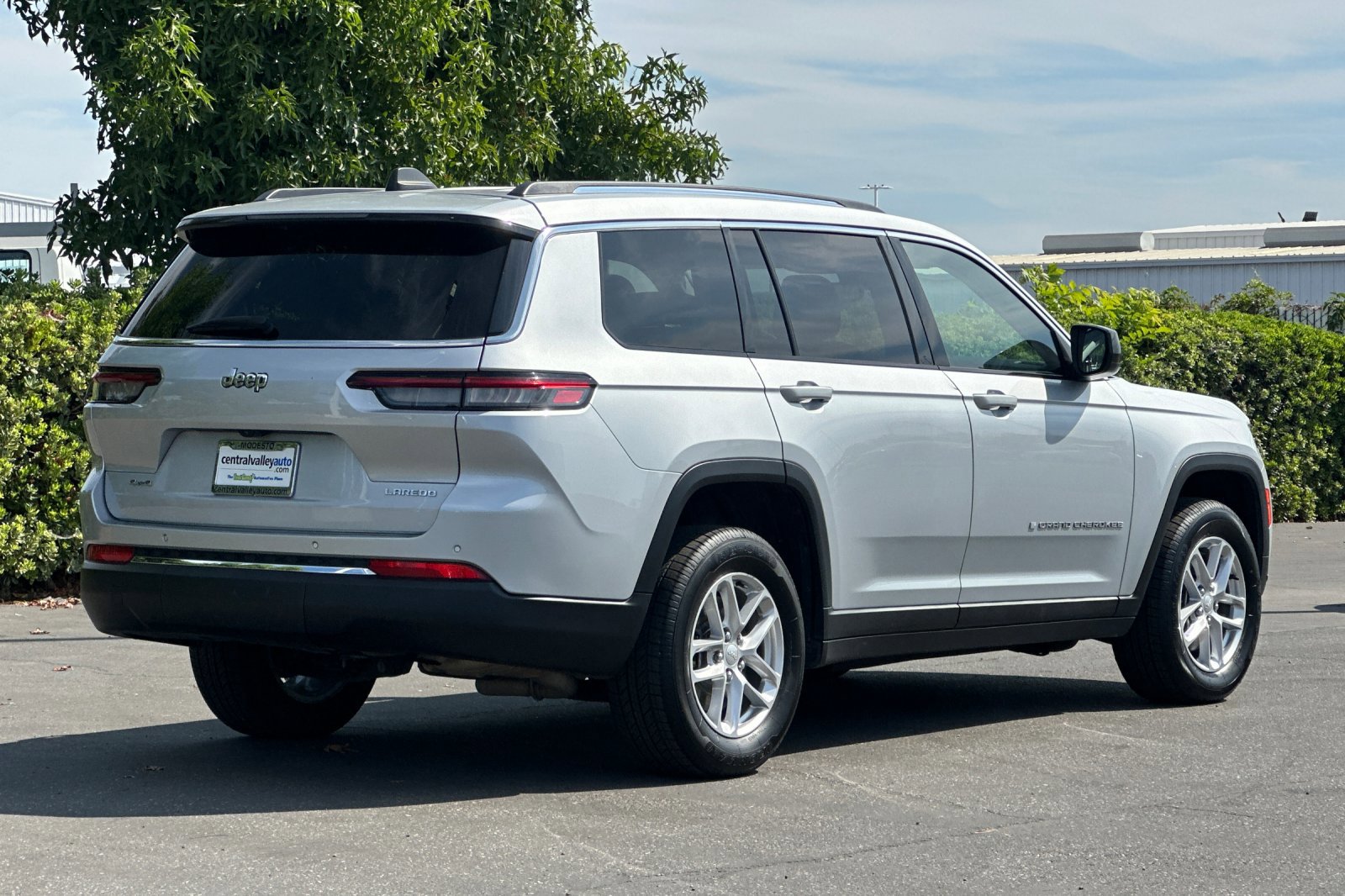 2023 Jeep Grand Cherokee Laredo Sport photo 3