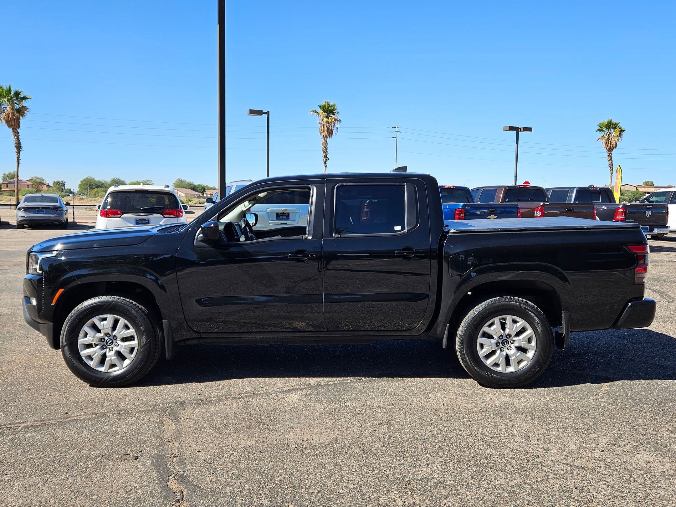 2022 Nissan Frontier SV photo 2