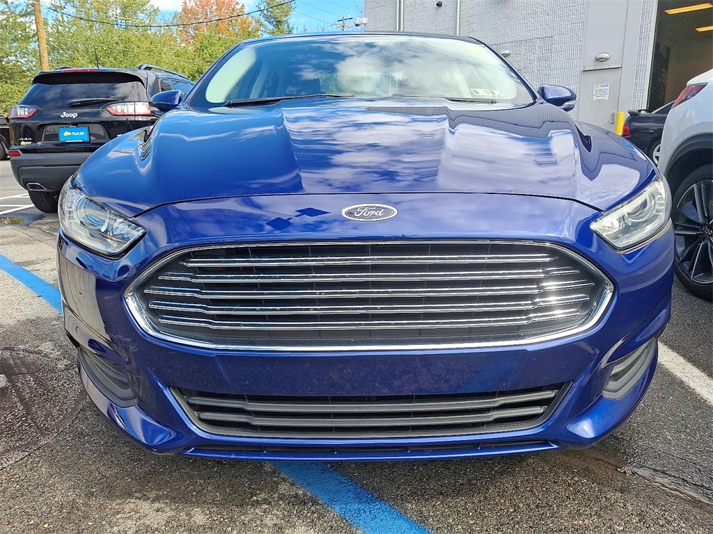 2015 Ford Fusion SE photo 2