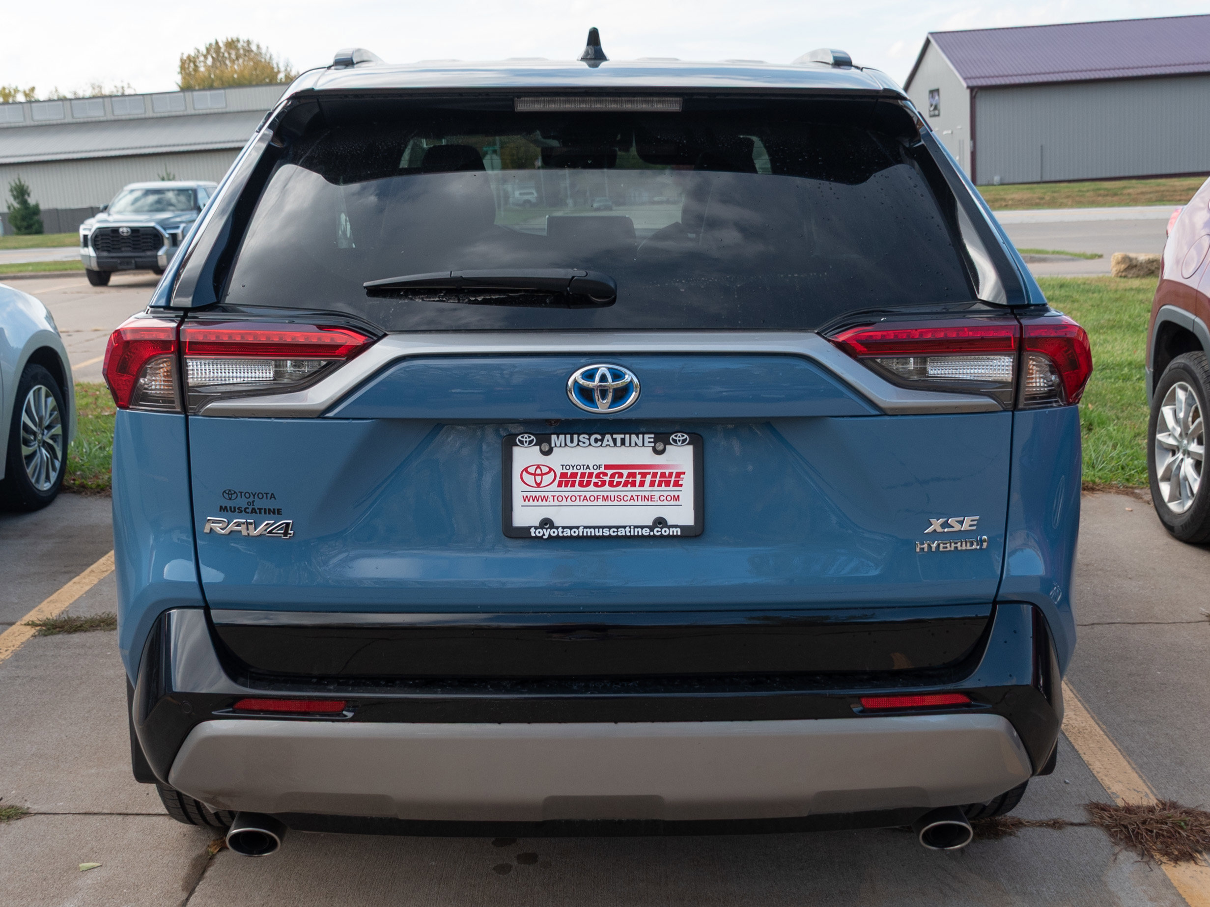 2022 Toyota RAV4 Hybrid XSE photo 2