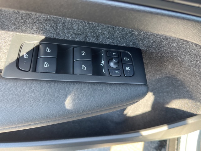 2026 Volvo XC40 Plus photo 11