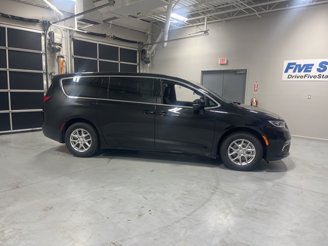 2026 Chrysler Pacifica Select's photo