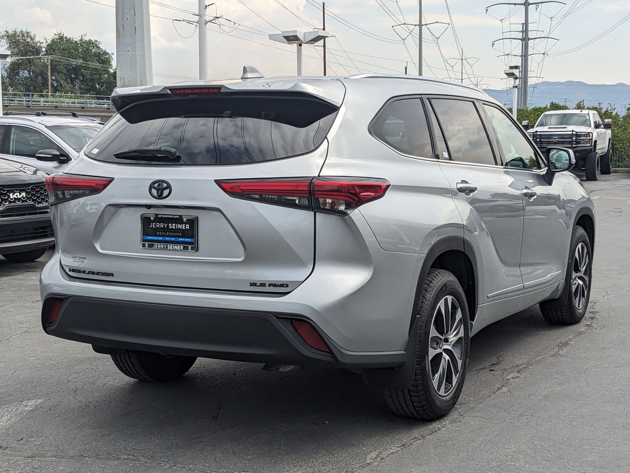 2020 Toyota Highlander XLE photo 2