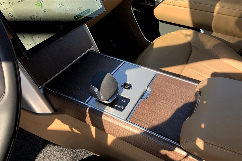2025 Land Rover Range Rover SE photo 7