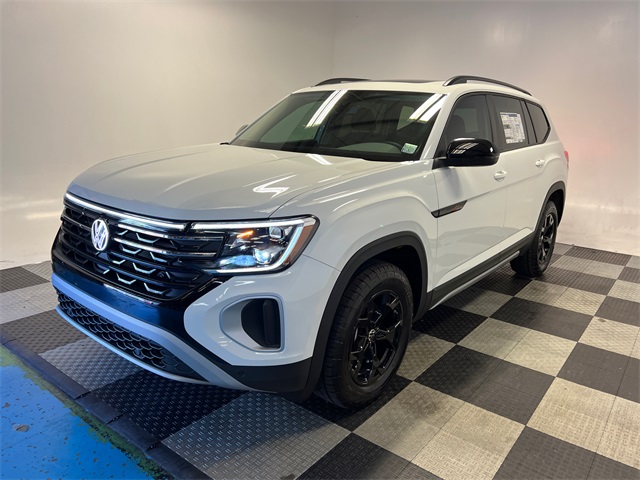 2025 Volkswagen Atlas Peak Edition SE photo 3