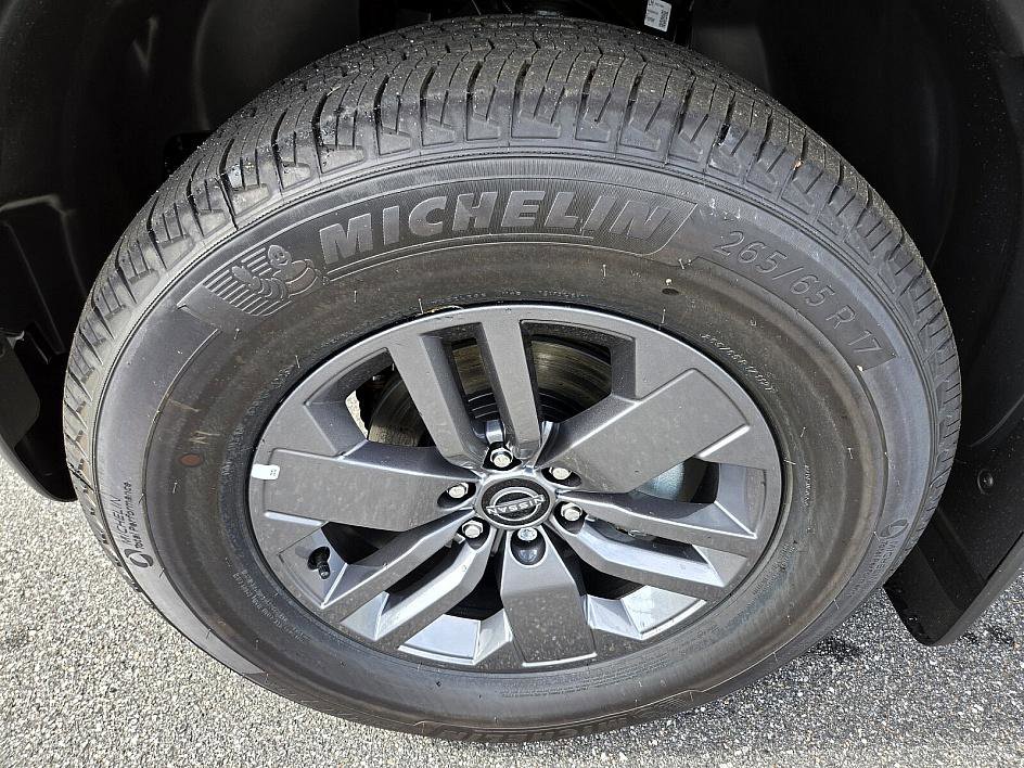 2025 Nissan Frontier Crew Cab SV photo 11