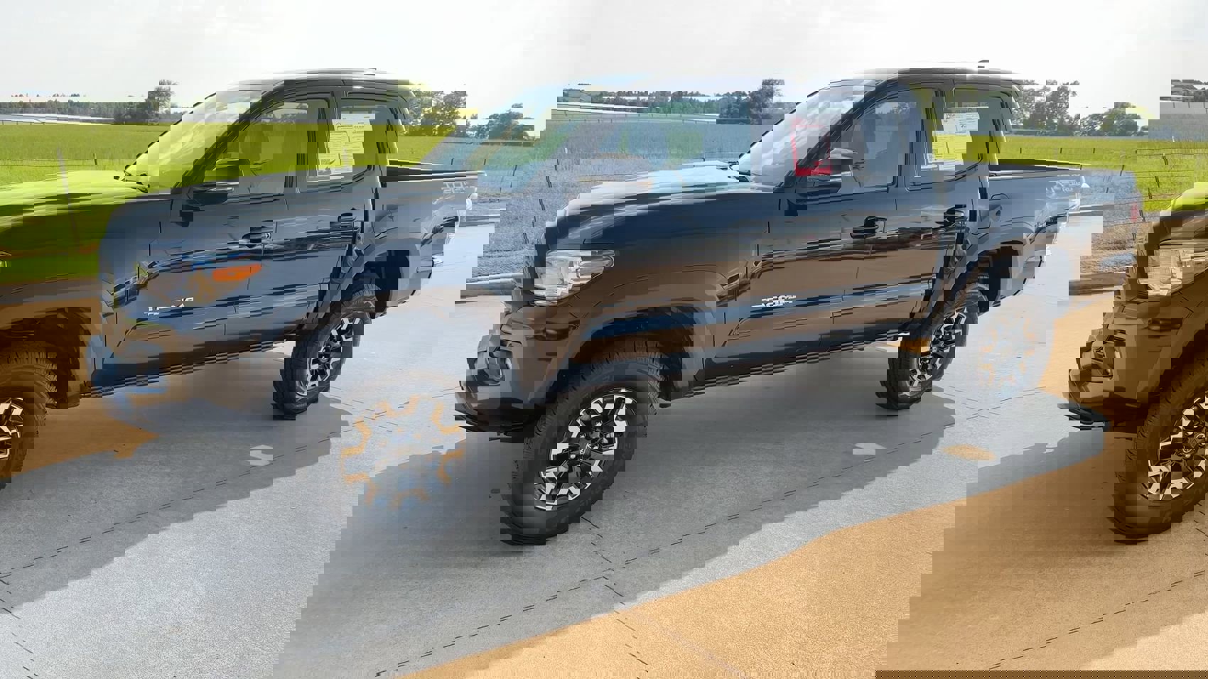 2023 Toyota Tacoma SR5 Double Cab V6 photo 5