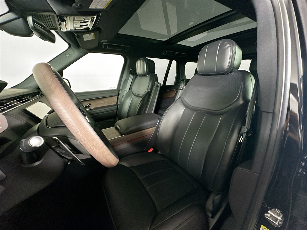 2025 Land Rover Range Rover SE photo 11