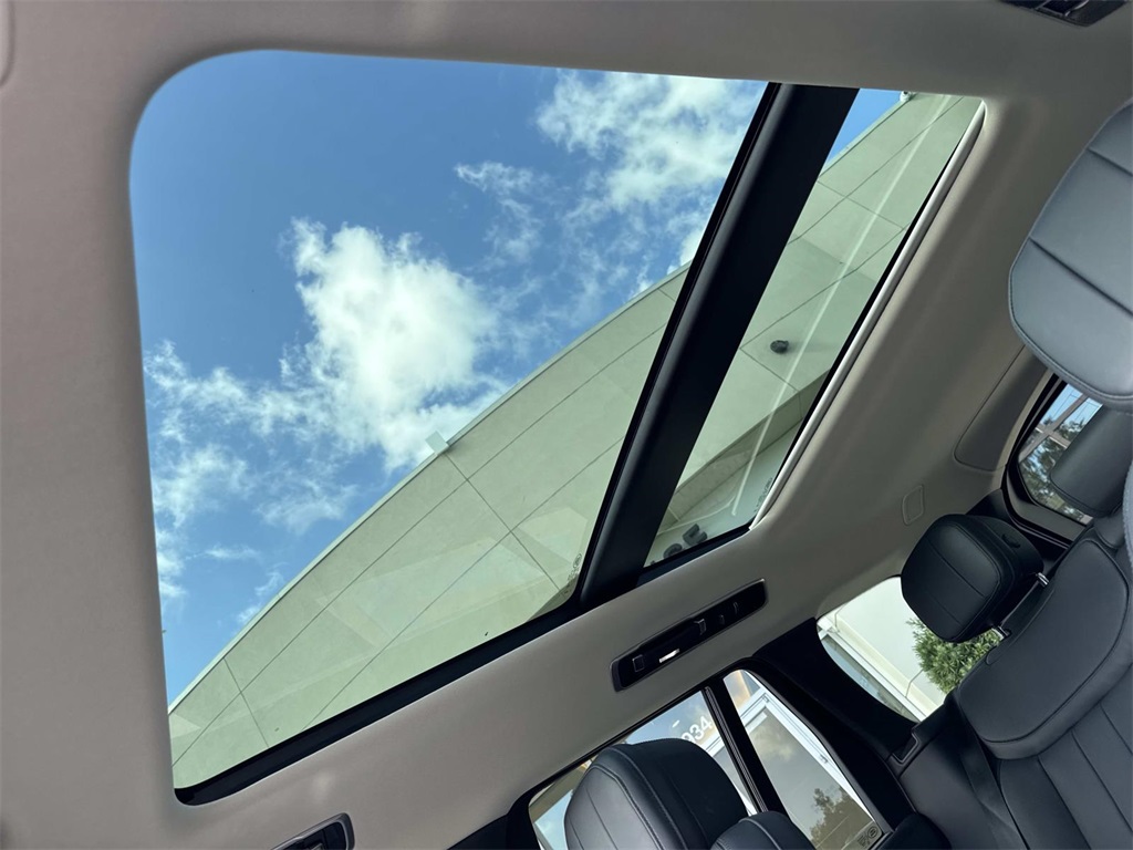 2023 Land Rover Range Rover SE photo 18