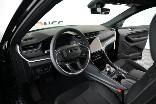 2025 Jeep Grand Cherokee Laredo photo 4