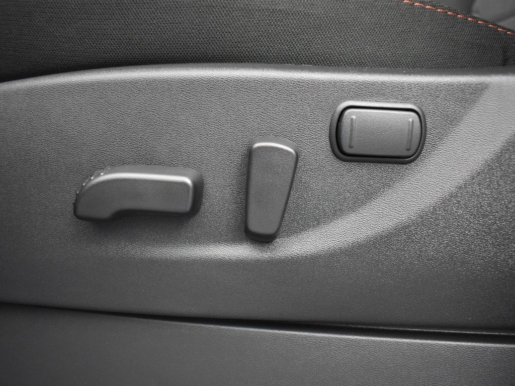 2025 Nissan Frontier photo 28