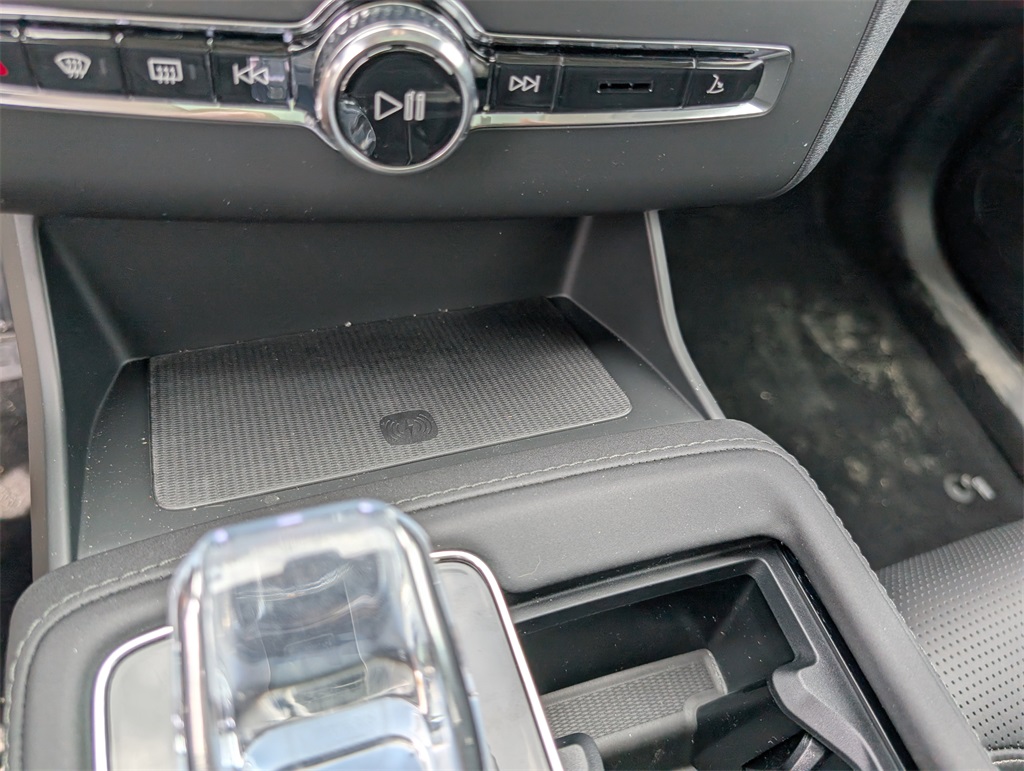 2025 Volvo XC90 T8 photo 16