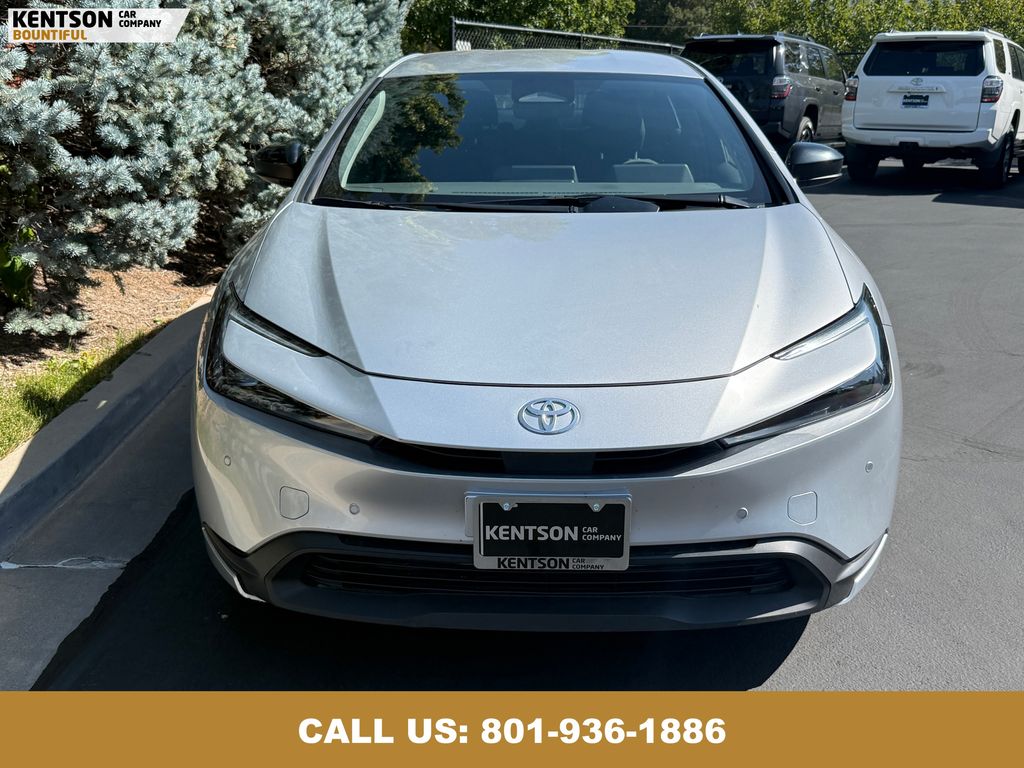 2024 Toyota Prius LE photo 2
