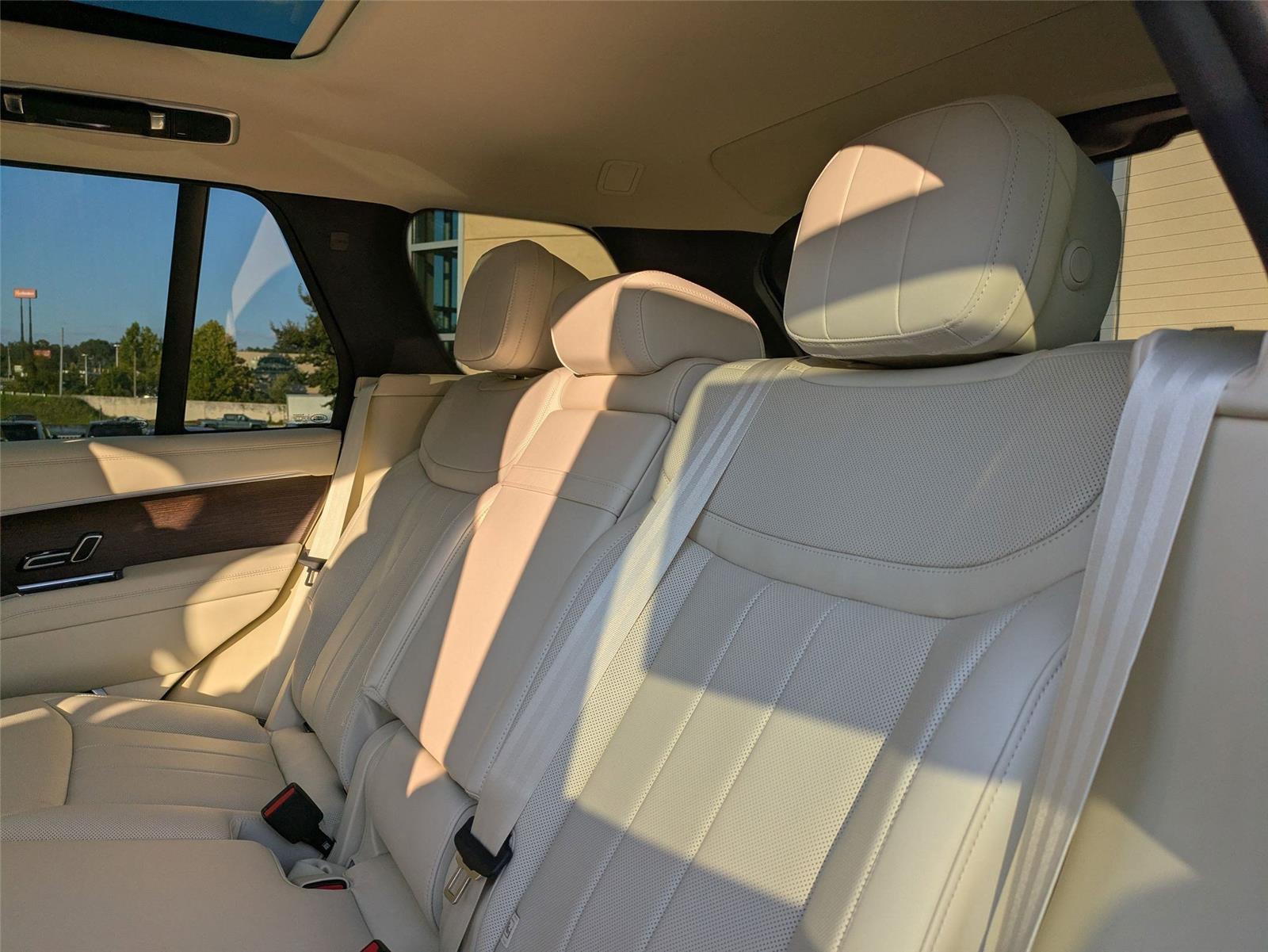 2025 Land Rover Range Rover SE photo 25