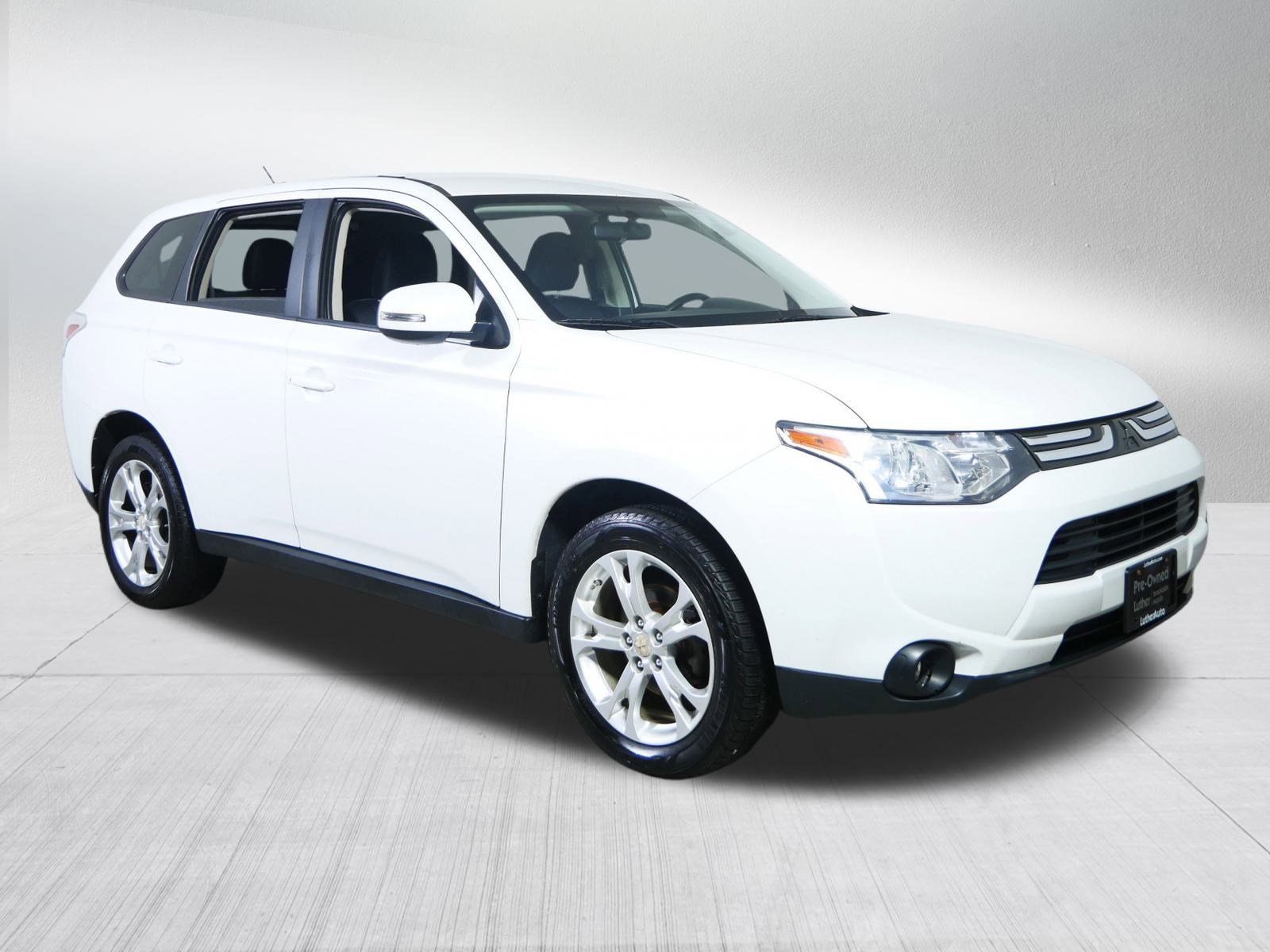 2014 Mitsubishi Outlander SE's photo