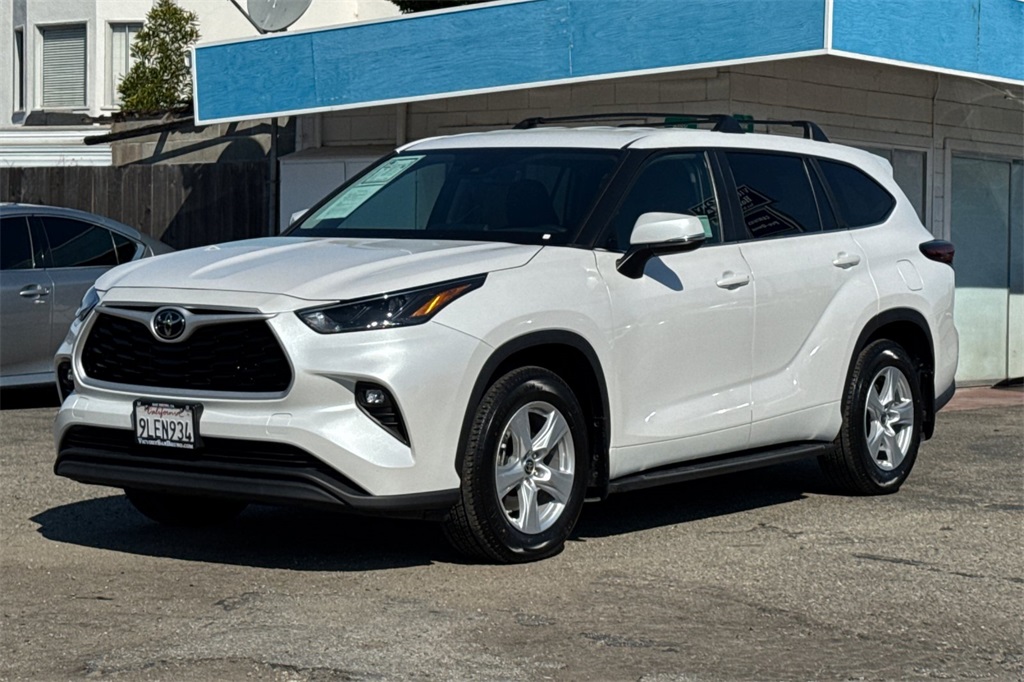 2024 Toyota Highlander LE photo 8
