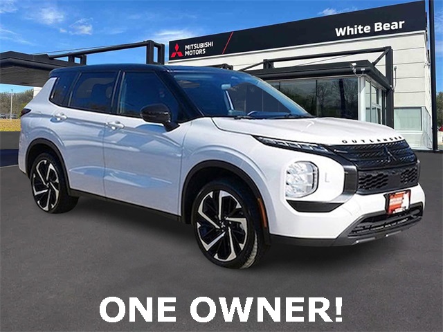 2022 Mitsubishi Outlander ES's photo