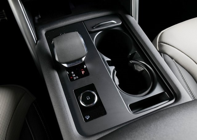 2024 Land Rover Discovery SE photo 11