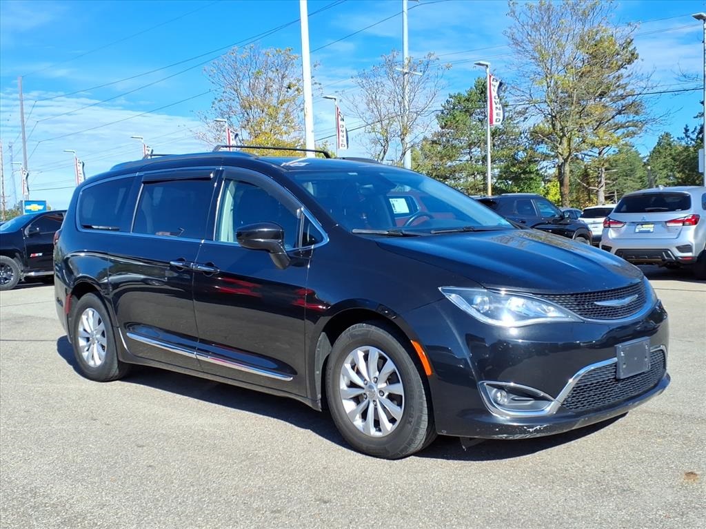 2018 Chrysler Pacifica Touring L photo 3