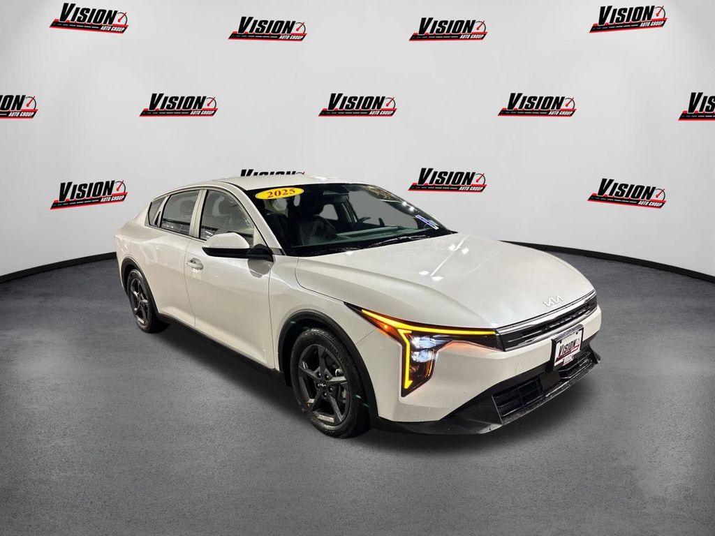 2025 Kia K4 LXS photo 3