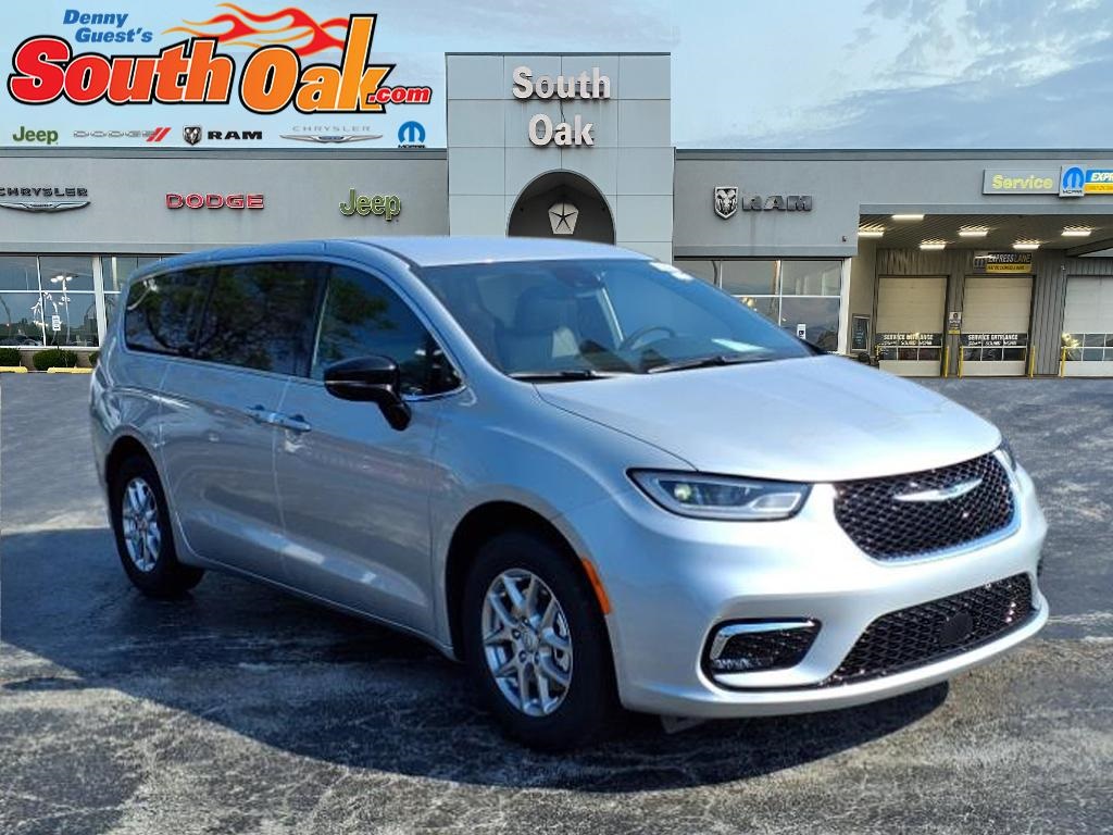 2026 Chrysler Pacifica Select's photo