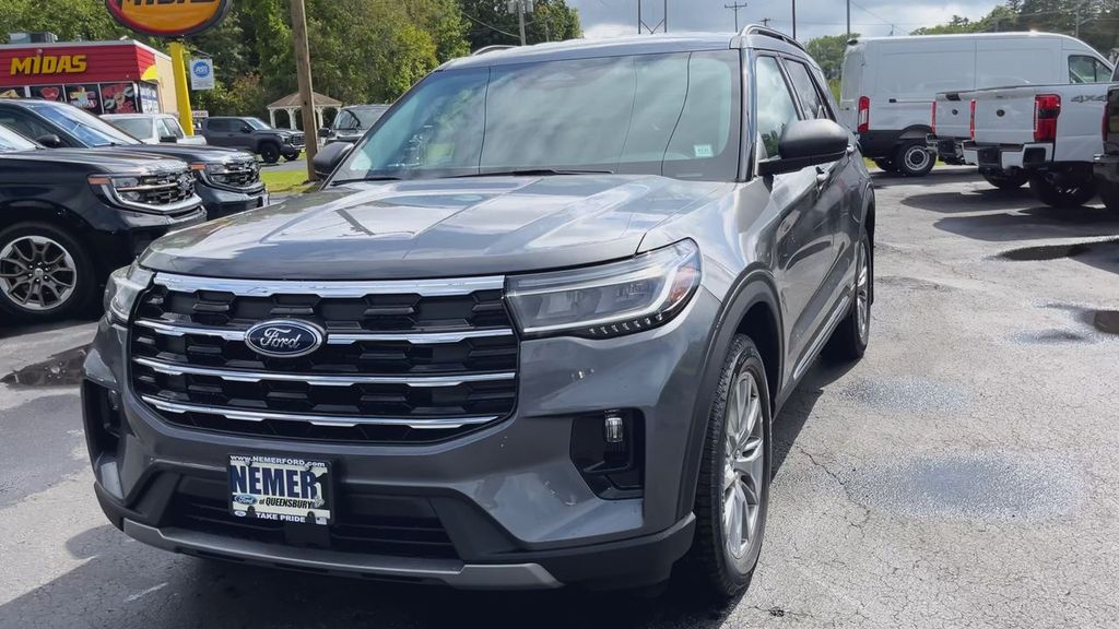 2025 Ford Explorer photo 4