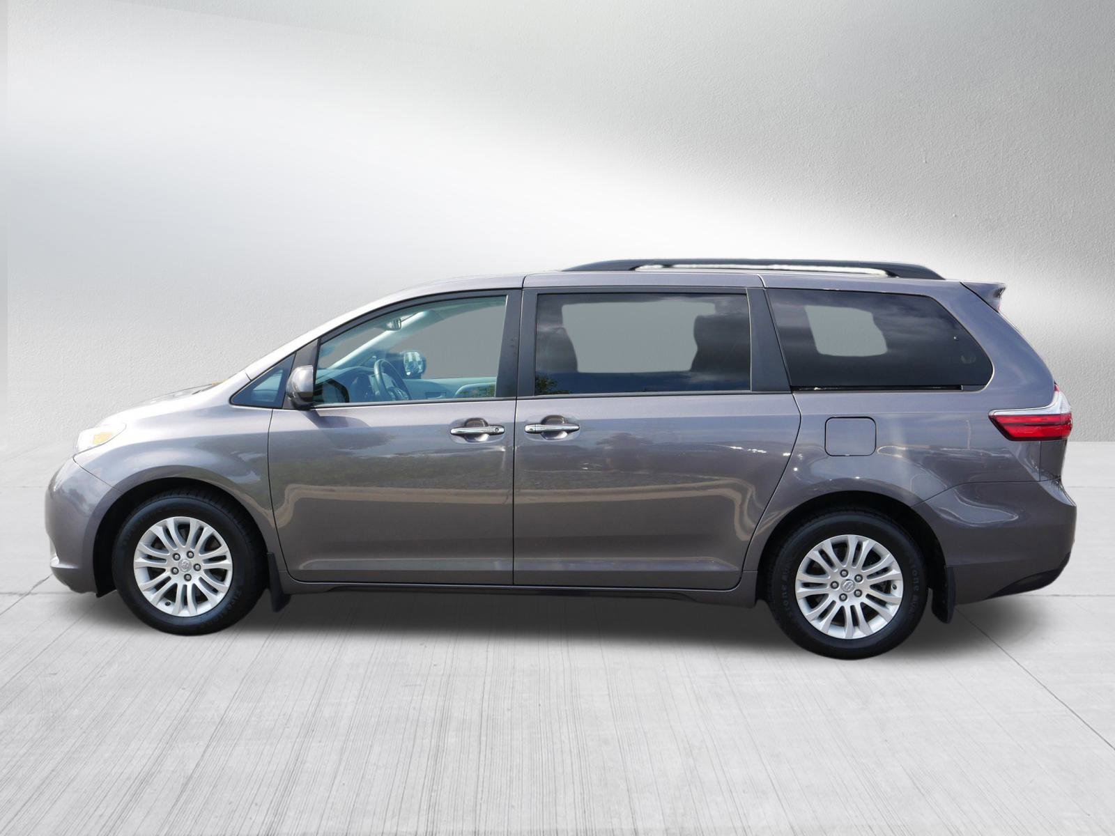 Used 2017 Toyota Sienna XLE with VIN 5TDYZ3DC1HS883503 for sale in Bloomington, Minnesota