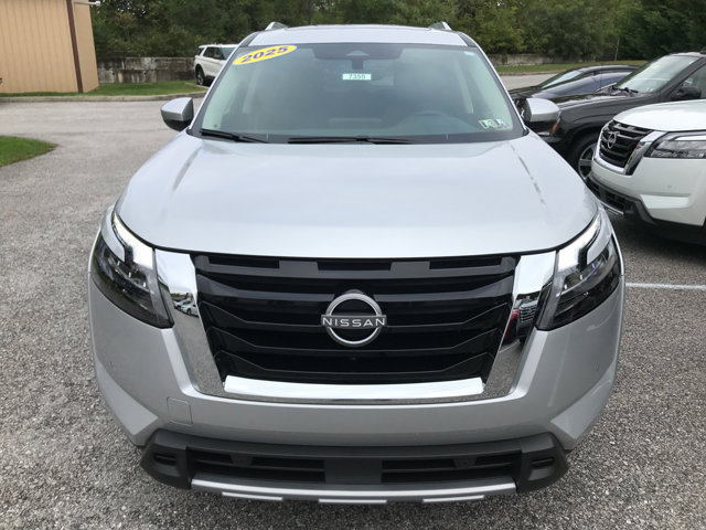 2025 Nissan Pathfinder SL photo 2