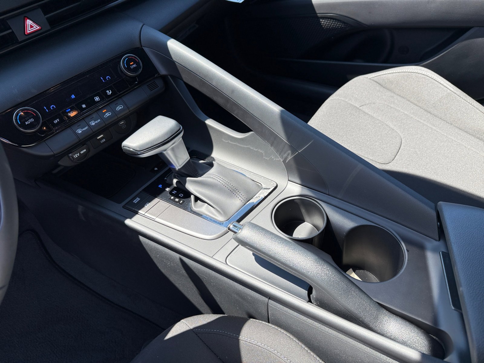 2025 Hyundai Elantra SEL Sport photo 13