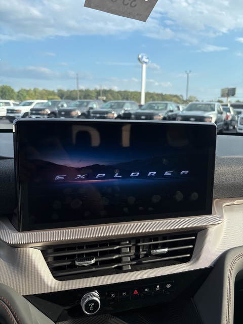 2025 Ford Explorer photo 21