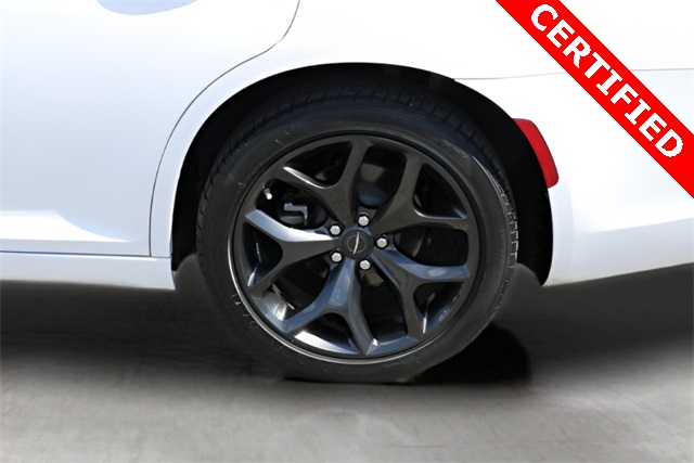 2023 Chrysler 300 Touring photo 8