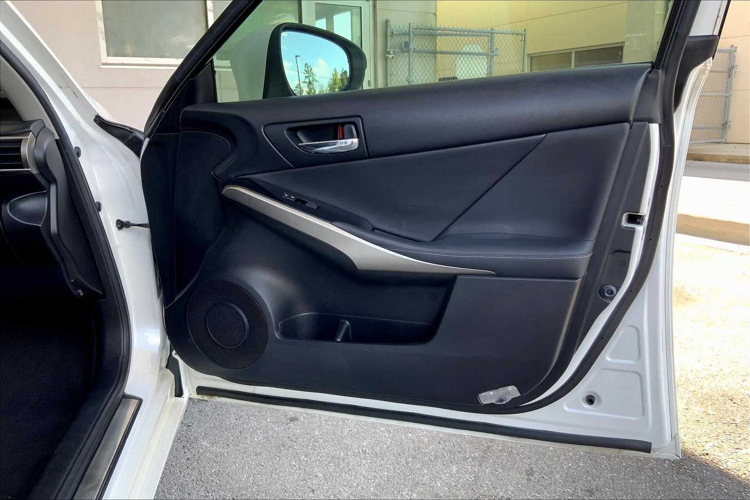 2016 Lexus IS 200t photo 19