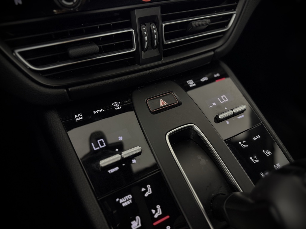 2025 Porsche Macan T photo 27