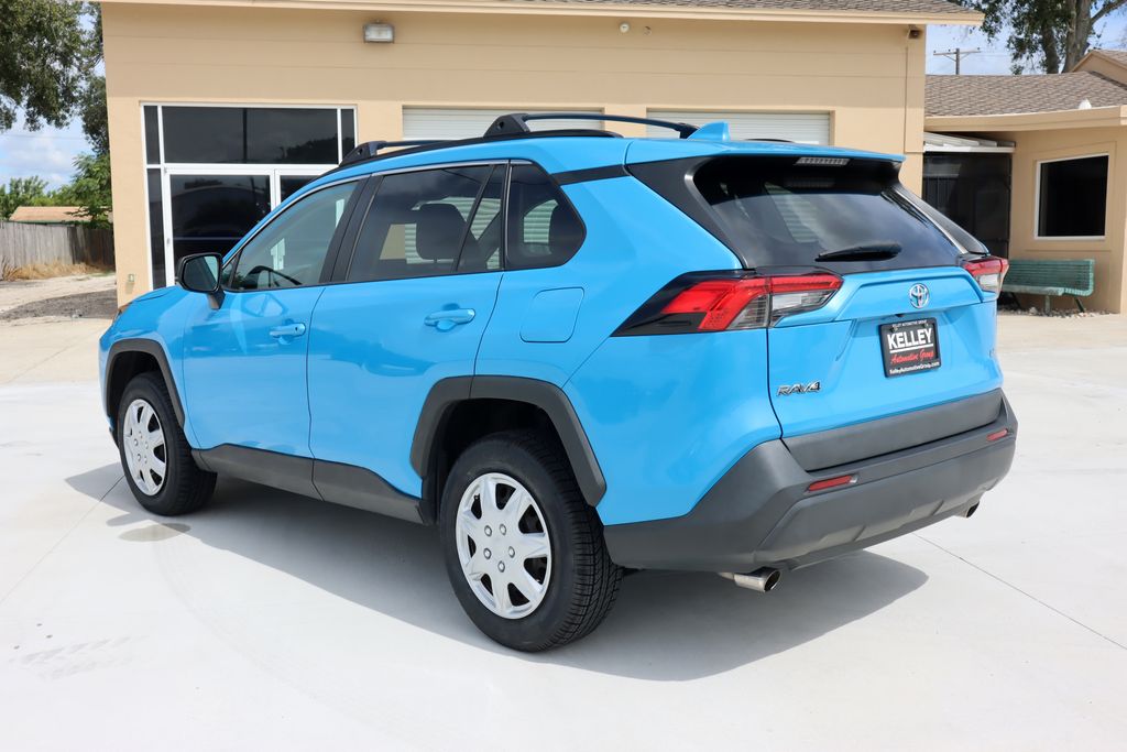 2020 Toyota RAV4 LE photo 5