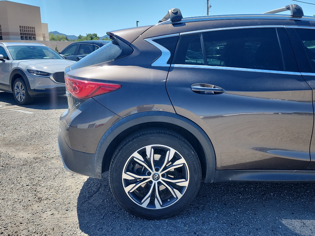 2017 Infiniti QX30 Premium photo 4