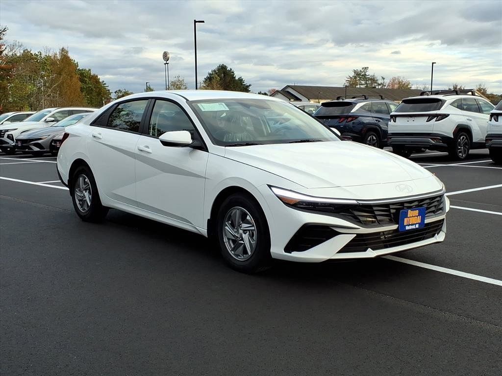 2025 Hyundai Elantra SE photo 3
