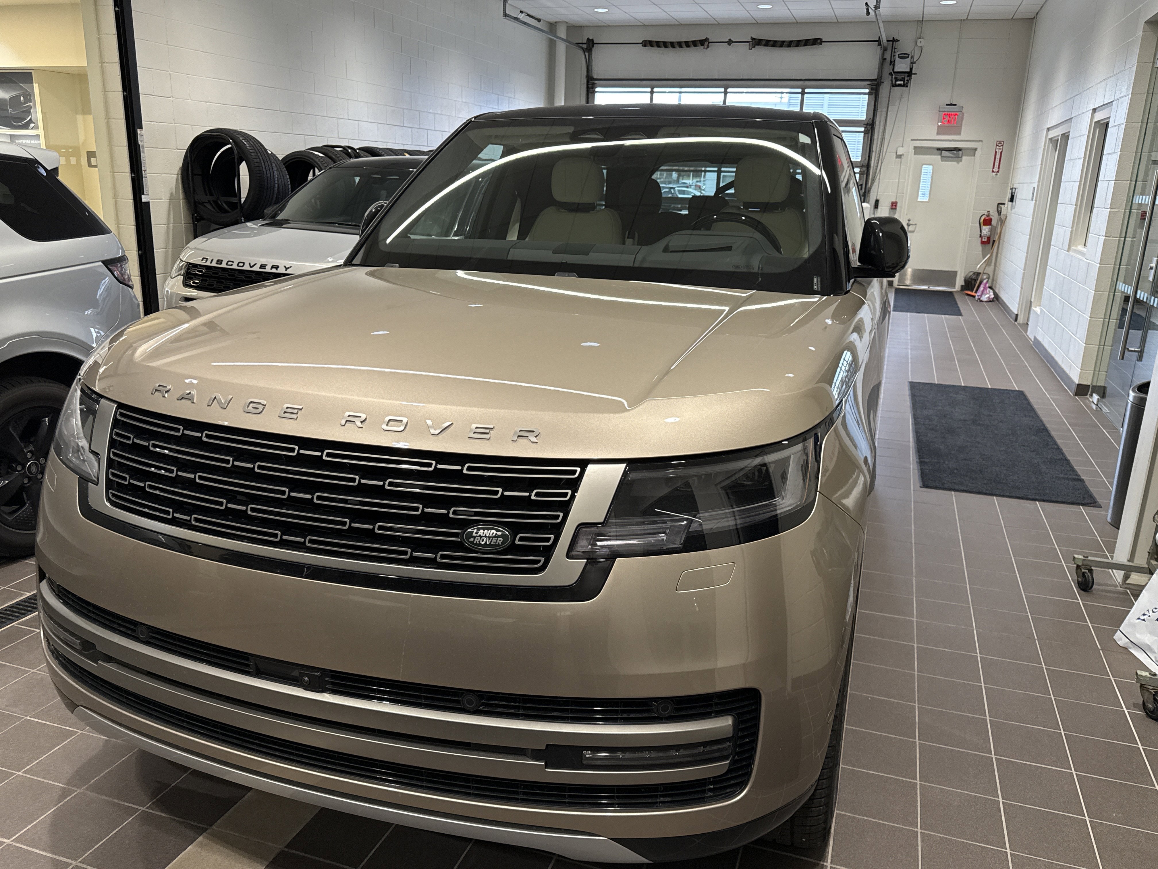 2026 Land Rover Range Rover SE's photo