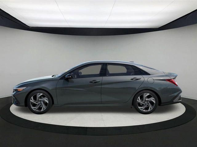 2025 Hyundai Elantra SEL Sport photo 3