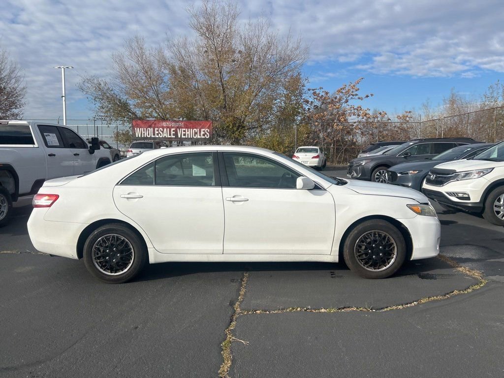 2011 Toyota Camry LE photo 3