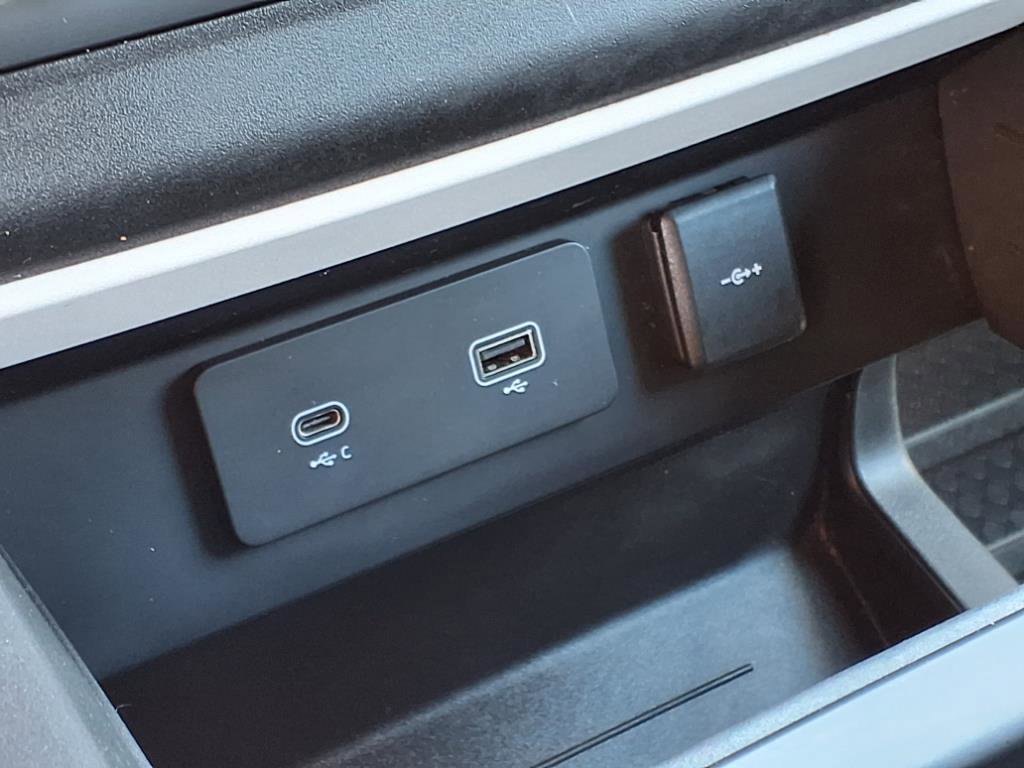2023 Land Rover Defender X-Dynamic SE photo 14