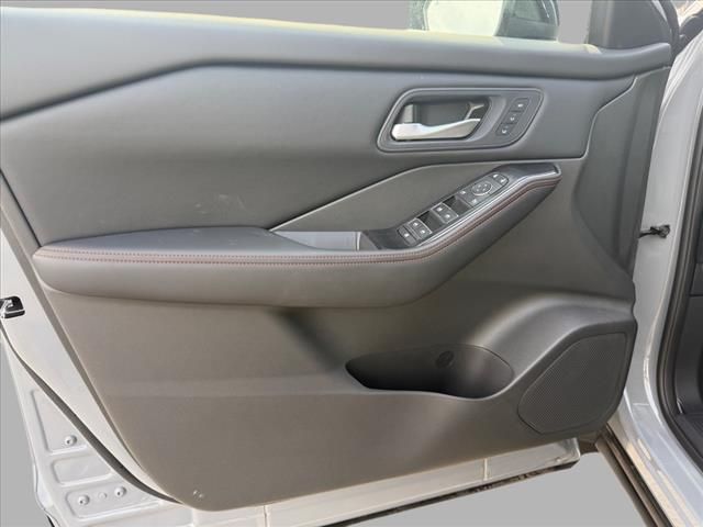 2025 Nissan Rogue SV photo 13