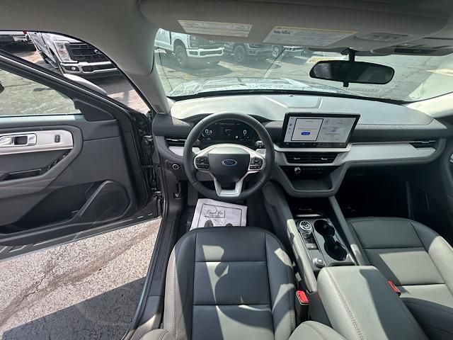 2025 Ford Explorer photo 34