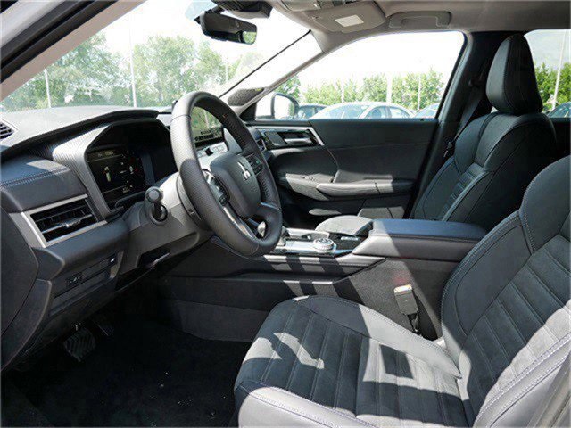 2025 Mitsubishi Outlander SE photo 4