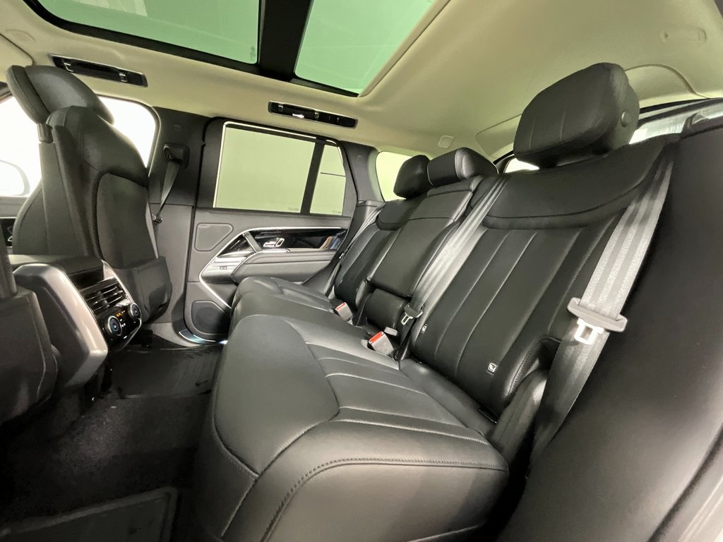 2025 Land Rover Range Rover SE photo 4