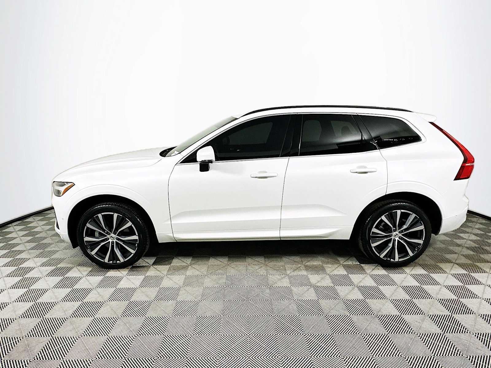 2022 Volvo XC60 Momentum photo 3
