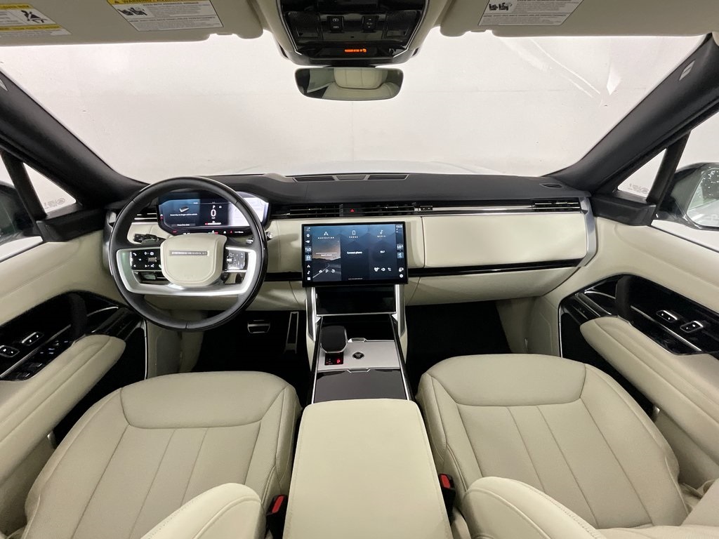 2025 Land Rover Range Rover SE photo 3