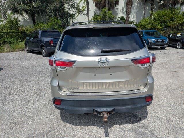 2014 Toyota Highlander LE photo 4