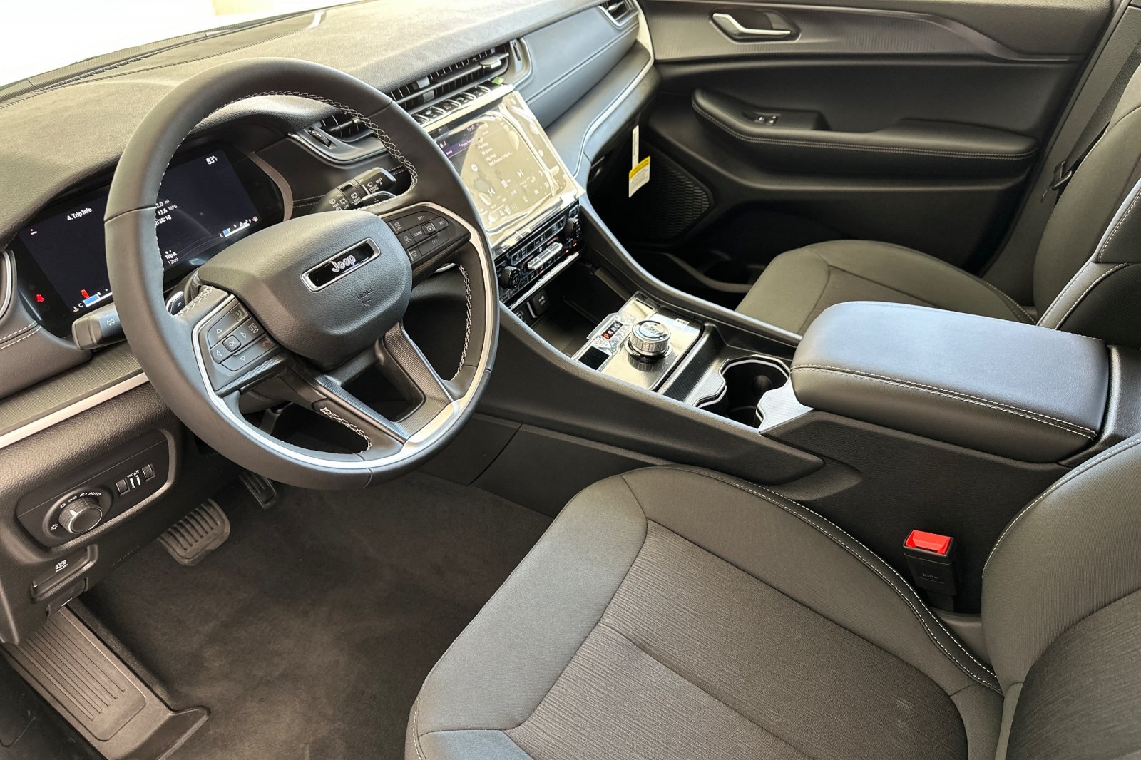 2025 Jeep Grand Cherokee Laredo photo 10