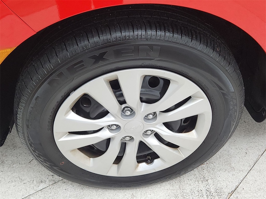 2024 Kia Soul LX photo 2