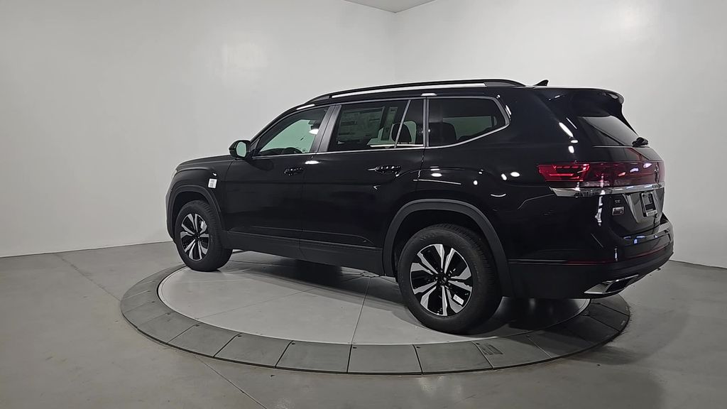 2026 Volkswagen Atlas SE photo 2